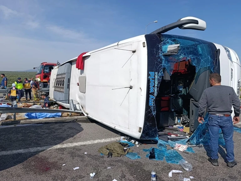 TIR ile YOLCU OTOBÜSÜ ÇARPIŞTI:11 ölü 27 yaralı