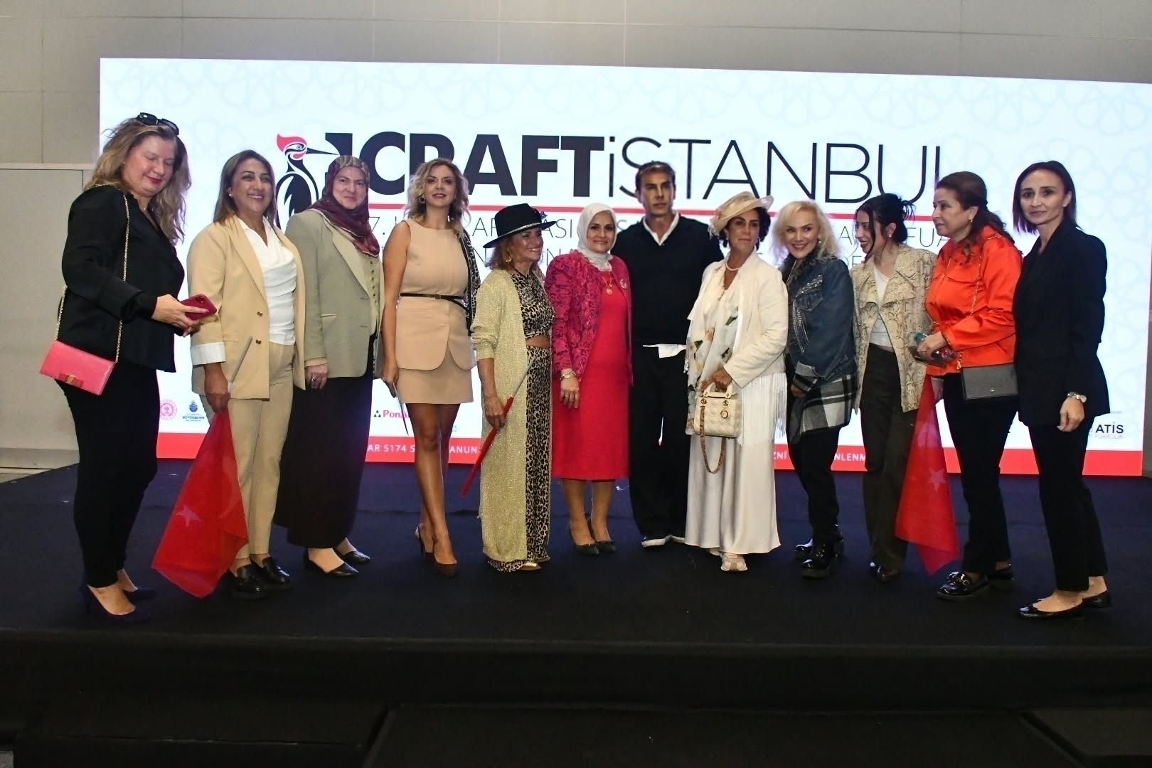 KASTAMONU’NUN 100 YILLIK ŞAPKA HİKÂYESİ  DEFİLESİ AYAKTA ALKIŞLANDI.