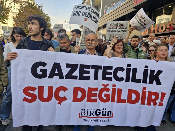 GAZETECİLER MEYDANLARA İNDİ,”ÖZGÜR BASIN SUSTURULAMAZ ” !