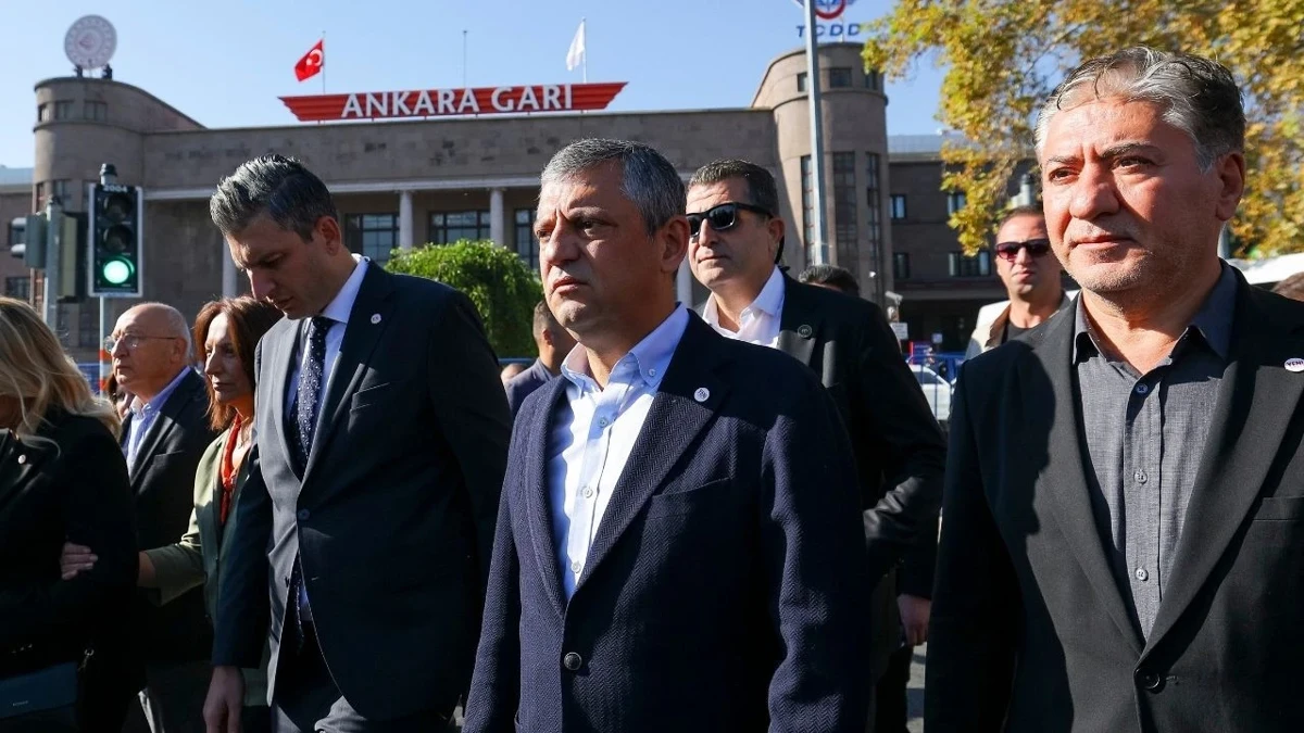 Özgür Özel: “Milleti dolandıranları değil, gazetecileri hapse atıyorlar!”