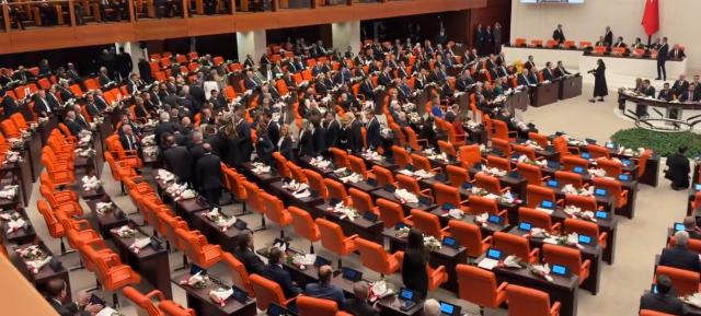 Erdoğan konuşurken oturumu terk ettiler